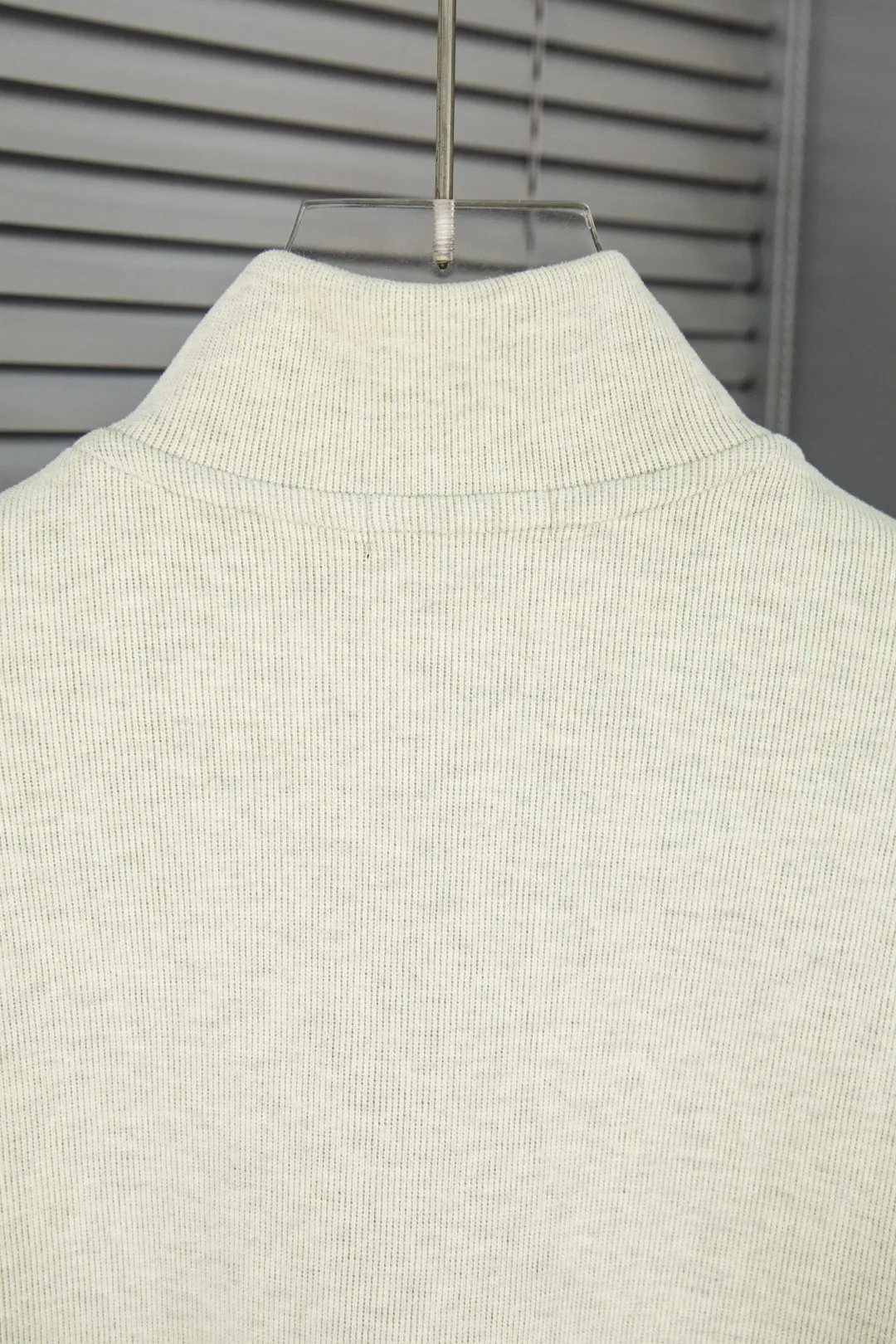 🅿️260 new model number: B143 Ralph Lauren's new half-zip sweatshirt top with colorful logo embroidery on the chest 1️⃣ Developed using original fabric, the fabric properties are similar to wool, soft and light to the touch, and has good wrapping and elasticity! 2️⃣The iconic embroidery design style on the chest is very youthful and energetic, and can be easily worn by both men and women. It is very in line with the fashion aesthetic concepts of today's young people! 3️⃣Simple style, comfortable to wear, same style for men and women, a must-have for couples! 4️⃣Full set of customized accessories, complete with three standards Color: gray, beige Size: S, M, L, XL
